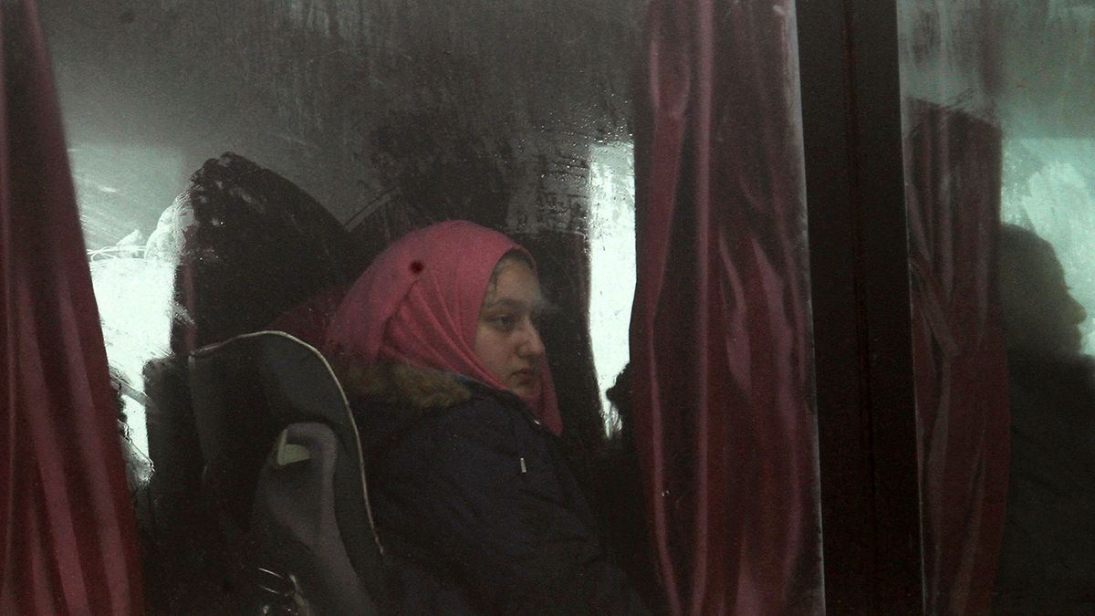 Siria, evacuate 4 città assediate. 30 mila civili lasciano le loro case