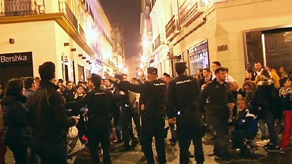 Detenidas ocho personas en Sevilla por provocar estampidas durante las procesiones de Semana Santa Detenidas ocho personas en Sevilla por provocar estampidas durante las procesiones de Semana Santa