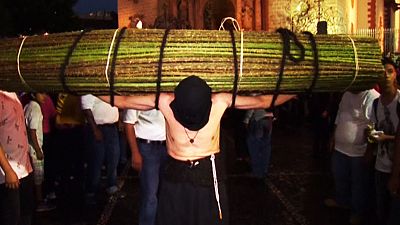 México: procesiones de crucificados, "flagelados" y encadenados en la Semana Santa de Taxco