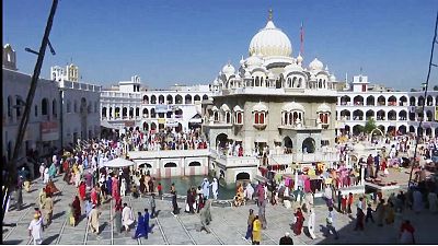 Sikhs celebram festival Besakhi no Paquistão