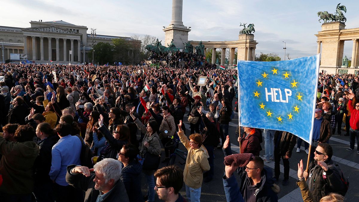 Miles de húngaros protestan contra las políticas de Orbán en Budapest