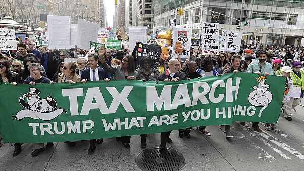 EUA: Protestos exigem que Trump publique declaração de rendimentos EUA: Protestos exigem que Trump publique declaração de rendimentos