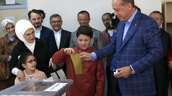Turkey votes in historic referendum on presidential powers Turkey votes in historic referendum on presidential powers