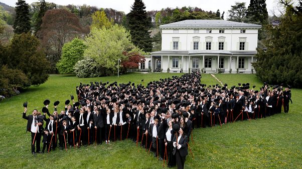 Hayranları Charlie Chaplin'i doğum gününde "Şarlo" kostümleriyle andı Hayranları Charlie Chaplin'i doğum gününde "Şarlo" kostümleriyle andı