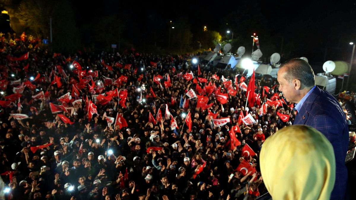اردوغان پیروزی خود را در همه پرسی تغییر قانون اساسی اعلام کرد