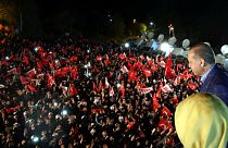 Győztek az igenek a török alkotmánymódosításról döntő népszavazáson