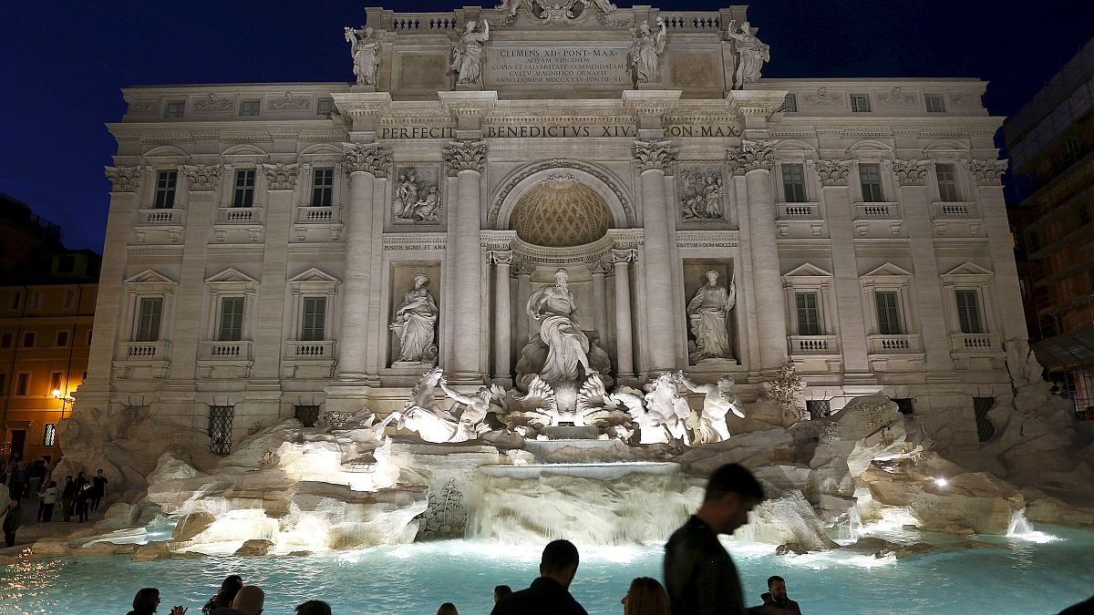 Wieviel Geld werfen Touristen in den Trevi-Brunnen in Rom?