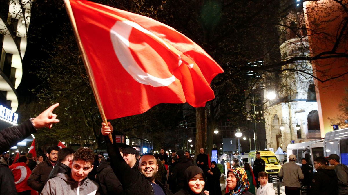 Στο πλευρό του Ερντογάν οι Τούρκοι της διασποράς