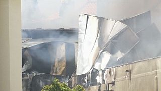 Flugzeug stürzt in Supermarkt: Fünf Tote