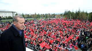 El presidente turco recibido en Ankara por sus seguidores tras la victoria del "sí" en el referéndum