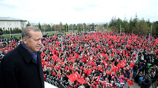 El presidente turco recibido en Ankara por sus seguidores tras la victoria del "sí" en el referéndum El presidente turco recibido en Ankara por sus seguidores tras la victoria del "sí" en el referéndum