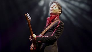 Prince halála: sok fájdalomcsillapítót találtak a zenész otthonában