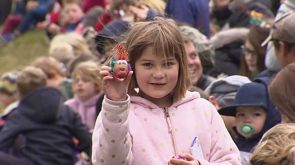 Une drôle de chasse aux oeufs collective en Angleterre Une drôle de chasse aux oeufs collective en Angleterre