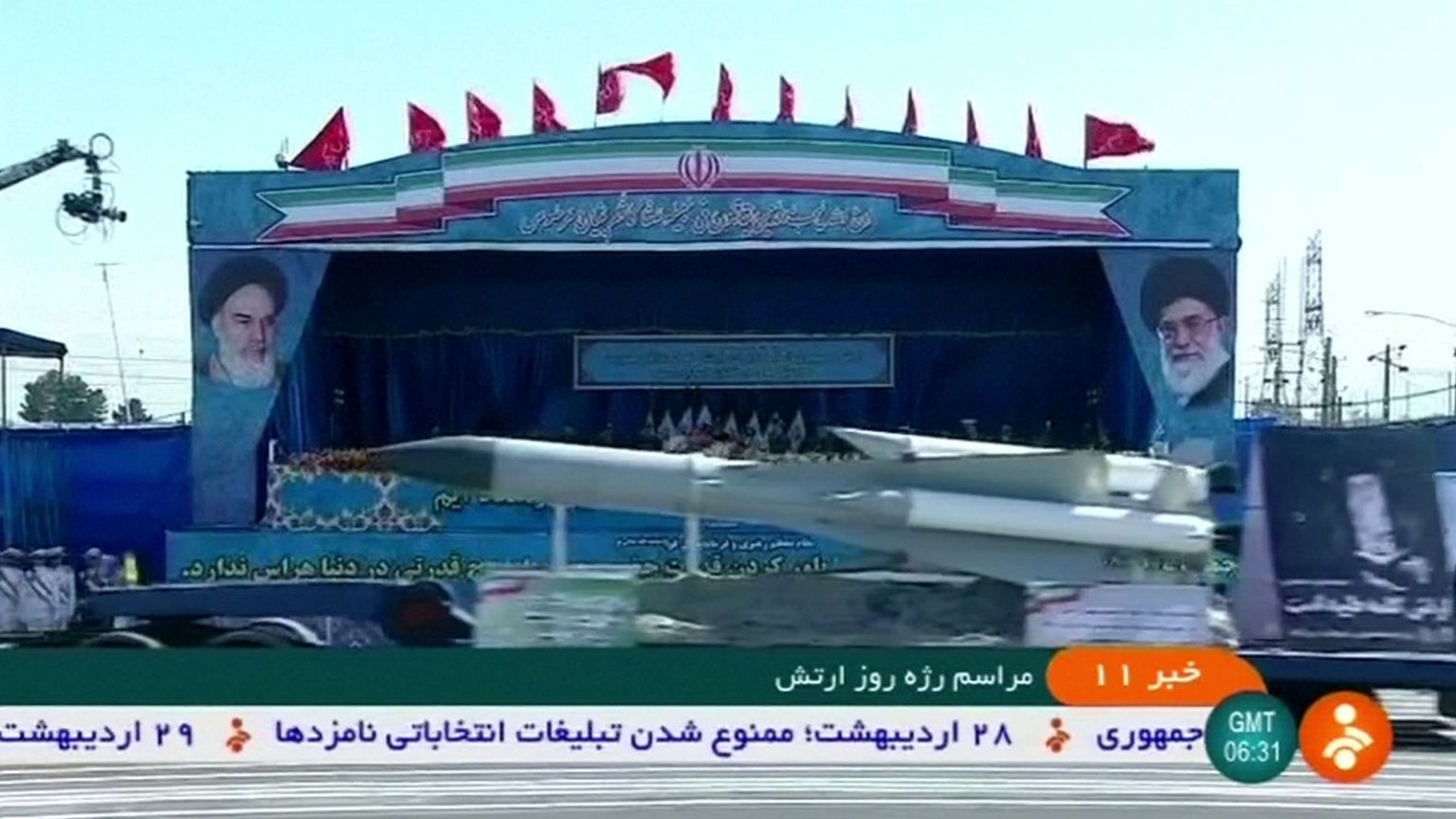 L'Iran célèbre son jour de l'armée et présente les missiles sol-air S-300
