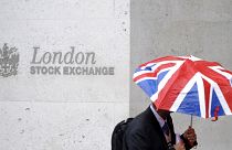 El Ftsee de Londres registra su mayor caída desde junio pasado y la libra se dispara