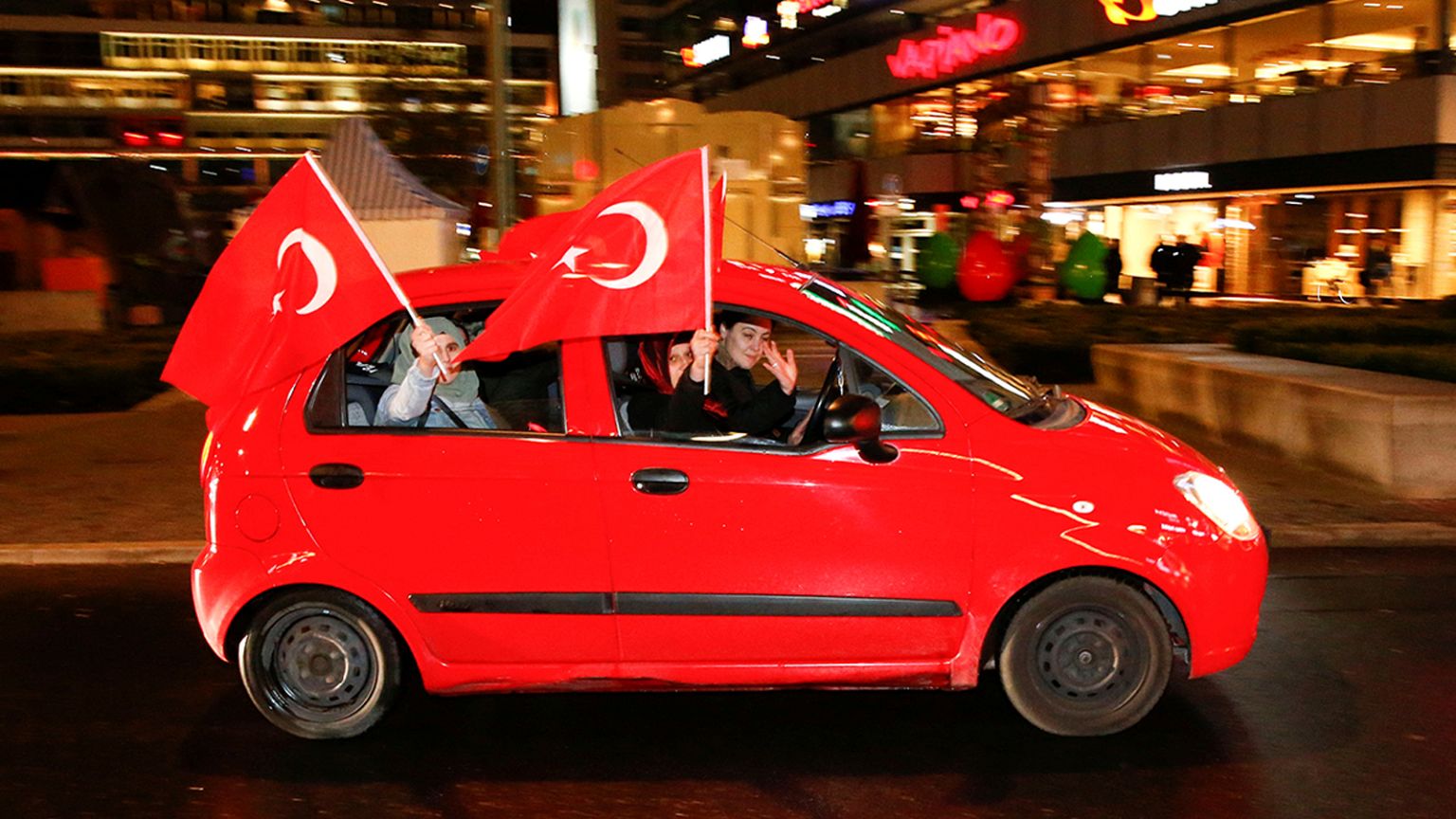 "Gewonnen ist gewonnen": Deutsch-Türken nach dem Referendum