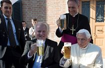 El papa emérito Benedicto XVI celebra su 90 cumpleaños brindando con cerveza