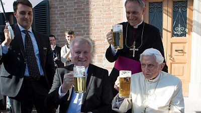Папа Бенедикт XVI отметил 90-й день рождения с пивом в руке