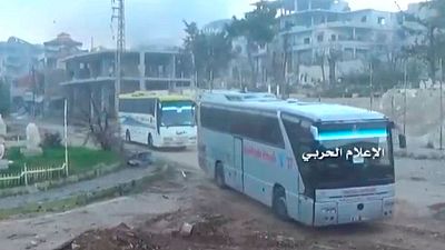 تخلیه هزاران نفر از چهار ناحیه تحت محاصره در سوریه سر گرفته شد