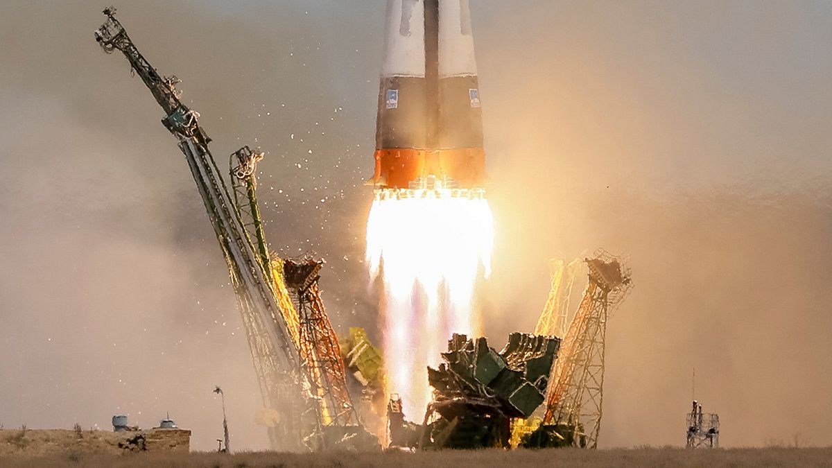 Космический корабли "Союз" летит к МКС с двумя космонавтами