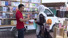 شاب عراقي يتحدى الظروف الأمنية وينشأ مكتبة متنقلة وسط بغداد