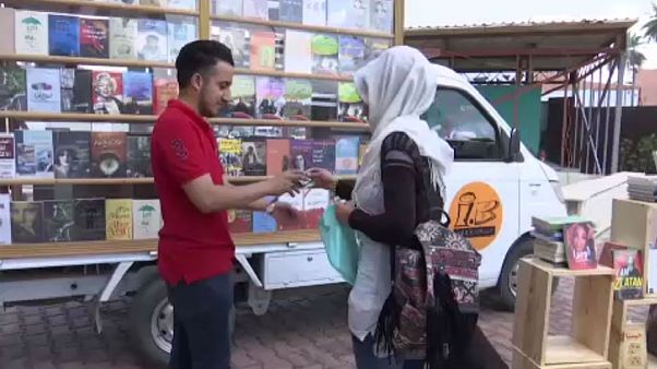 شاب عراقي يتحدى الظروف الأمنية وينشأ مكتبة متنقلة وسط بغداد شاب عراقي يتحدى الظروف الأمنية وينشأ مكتبة متنقلة وسط بغداد