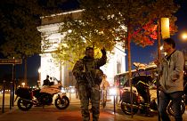 Schüsse auf Pariser Champs-Élysées: Ein Polizist getötet