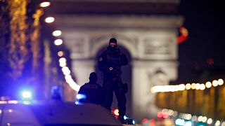 مقتل شرطي وإصابة آخر في إطلاق نار في شارع الشانزيليزيه بالعاصمة الفرنسية باريس