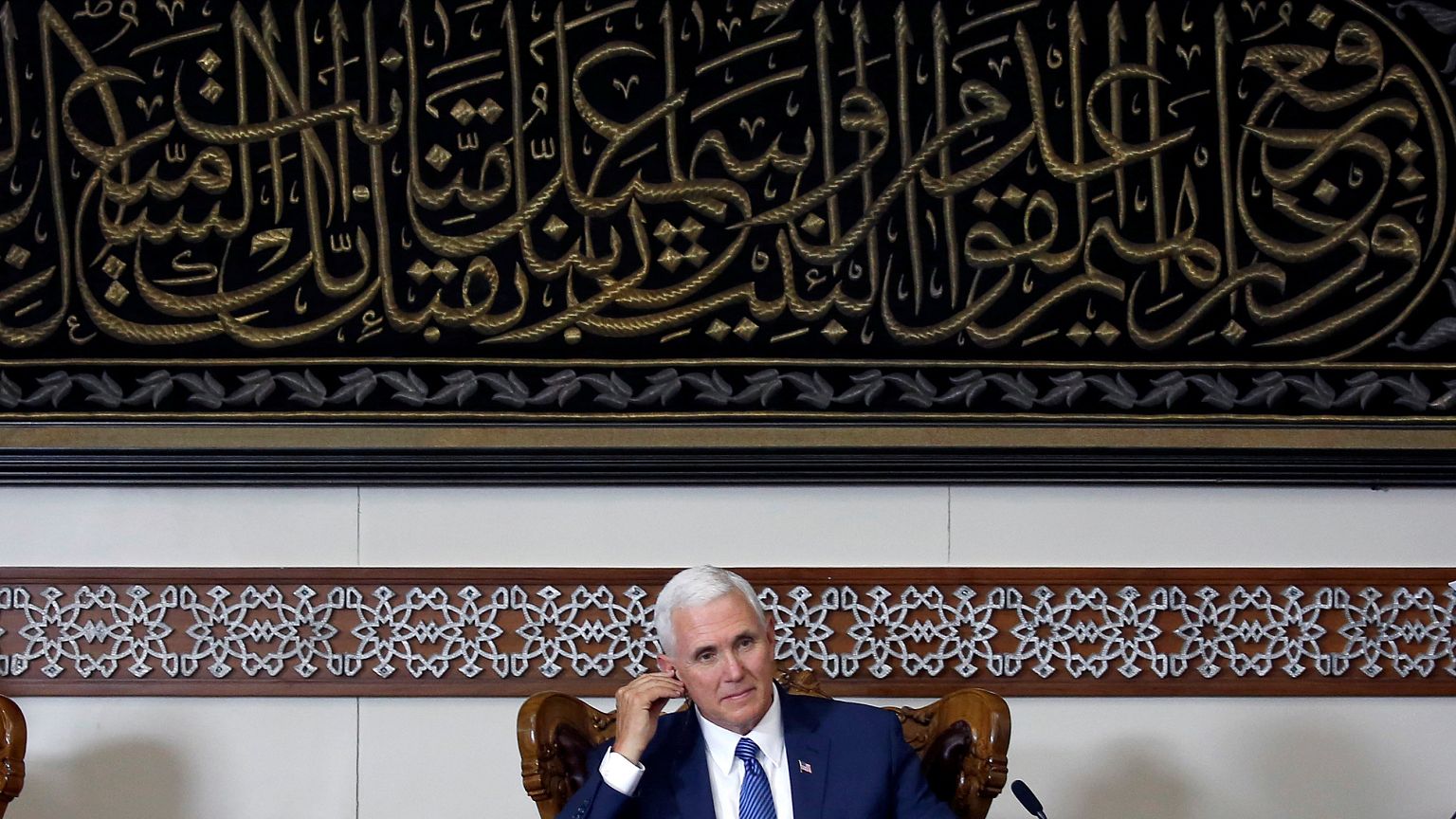 بينس: "هجوم باريس يذكر أن الإرهاب يضرب في كل مكان وكل وقت"