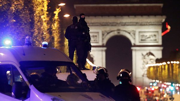 Attaque sur les Champs-Élysées : "le processus électoral est une cible" Attaque sur les Champs-Élysées : "le processus électoral est une cible"