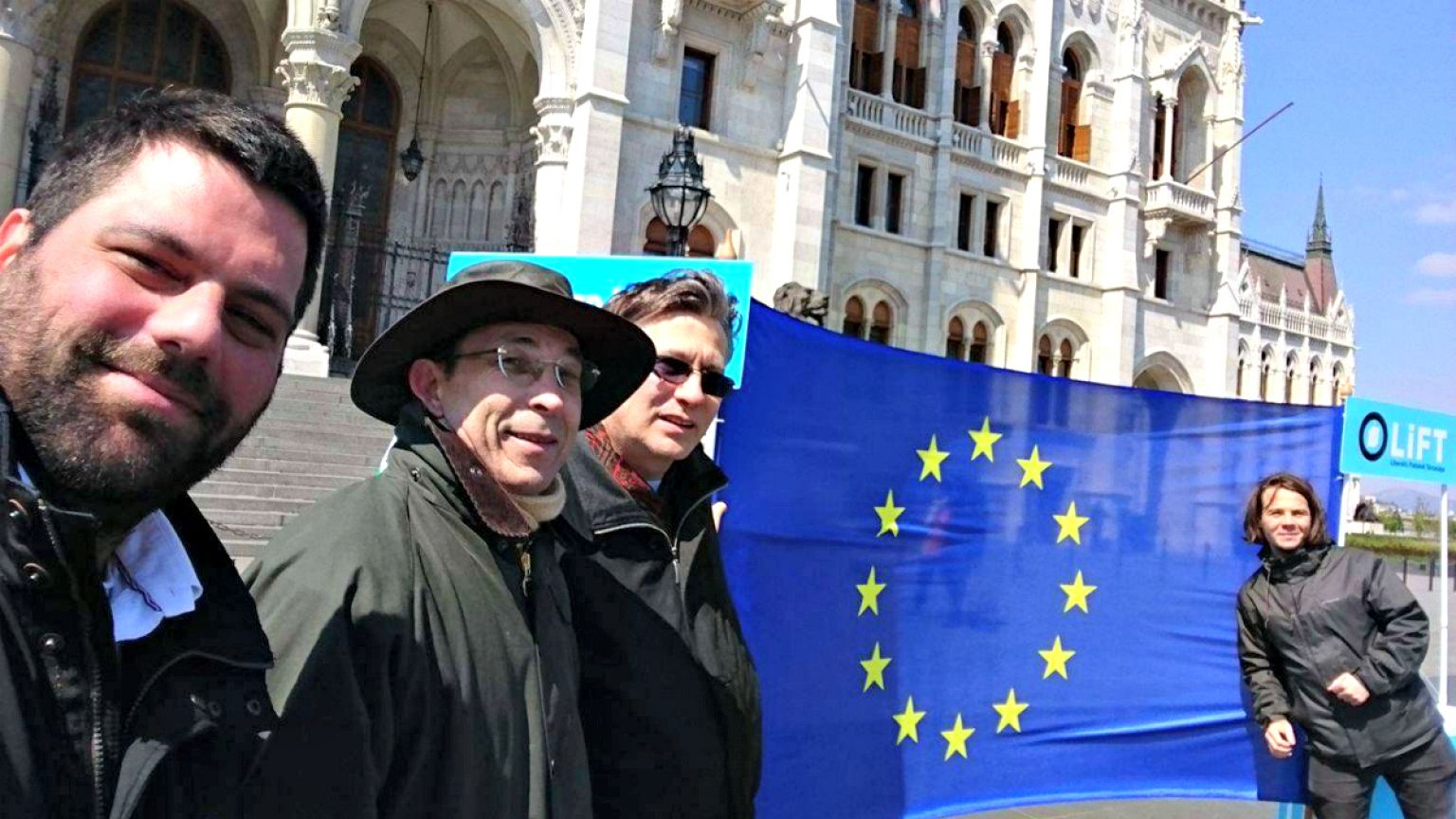EU-zászló a Parlamentnél – 24 órára