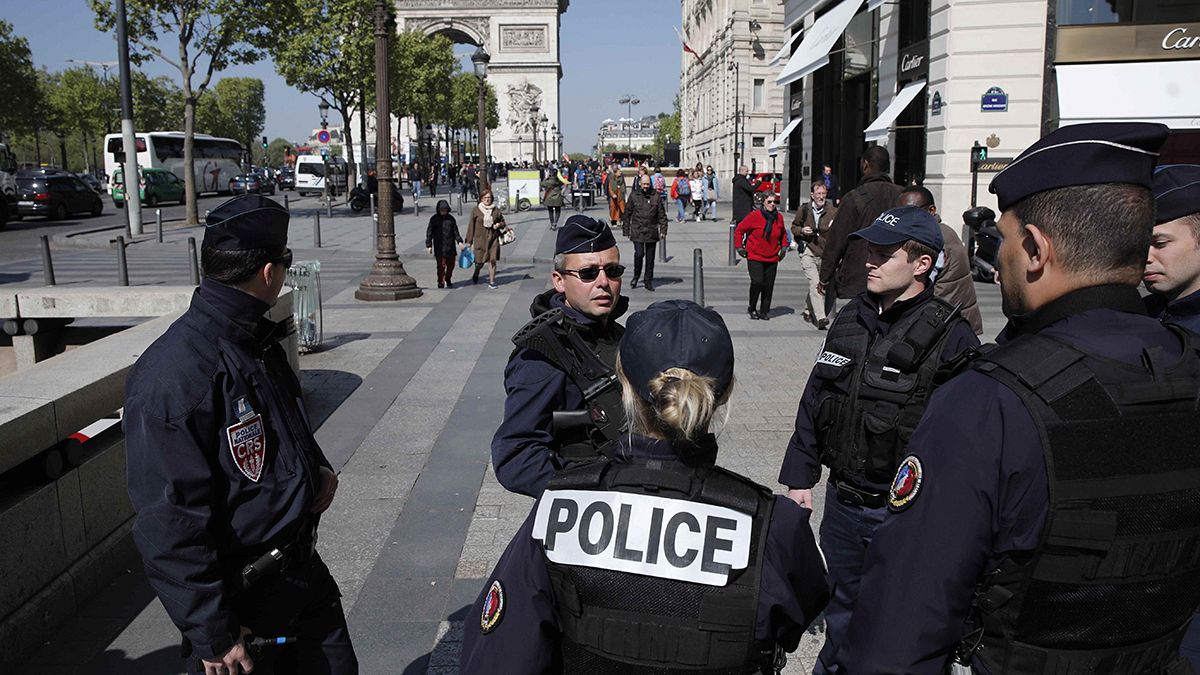 France : l'auteur de l'attentat des Champs-Elysées ne présentait "aucun signe de radicalisation"