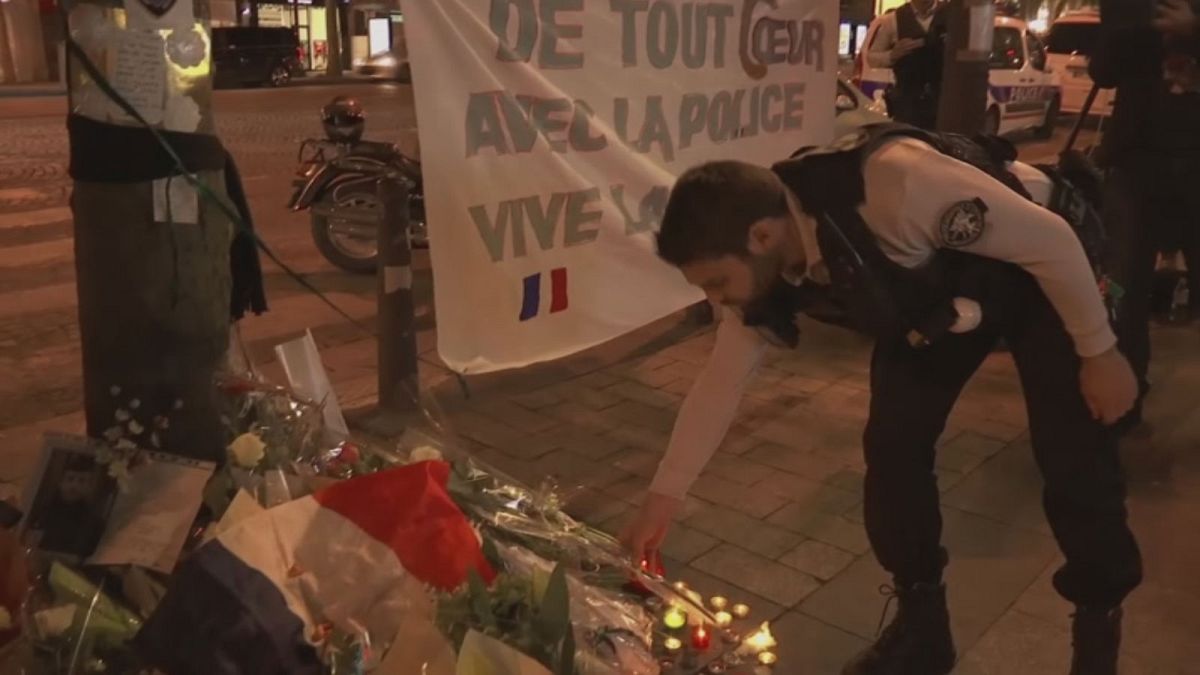Homenaje en París al policía que murió el jueves en el atentado de los Campos Elíseos