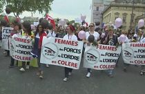 "Слишком молоды, чтобы быть вдовами!": парижанки вышли на митинг в поддержку полицейских