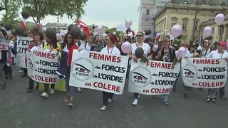 Mulheres de polícias manifestam-se após ataque de Paris