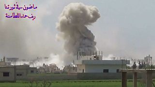 تسجيل فيديو: بلدة اللطامنة في ريف حماة تُقصَف بالطائرات بقنابل محمولة بمظلات