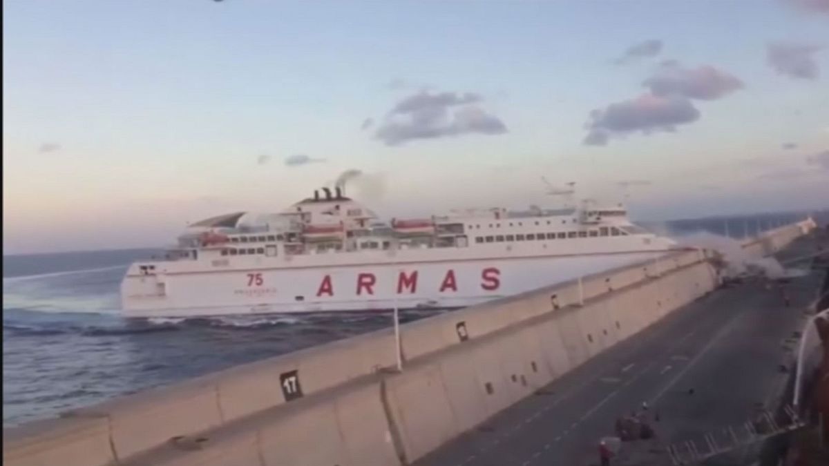 El choque de un buque en el puerto de Las Palmas de Gran Canaria causa un vertido