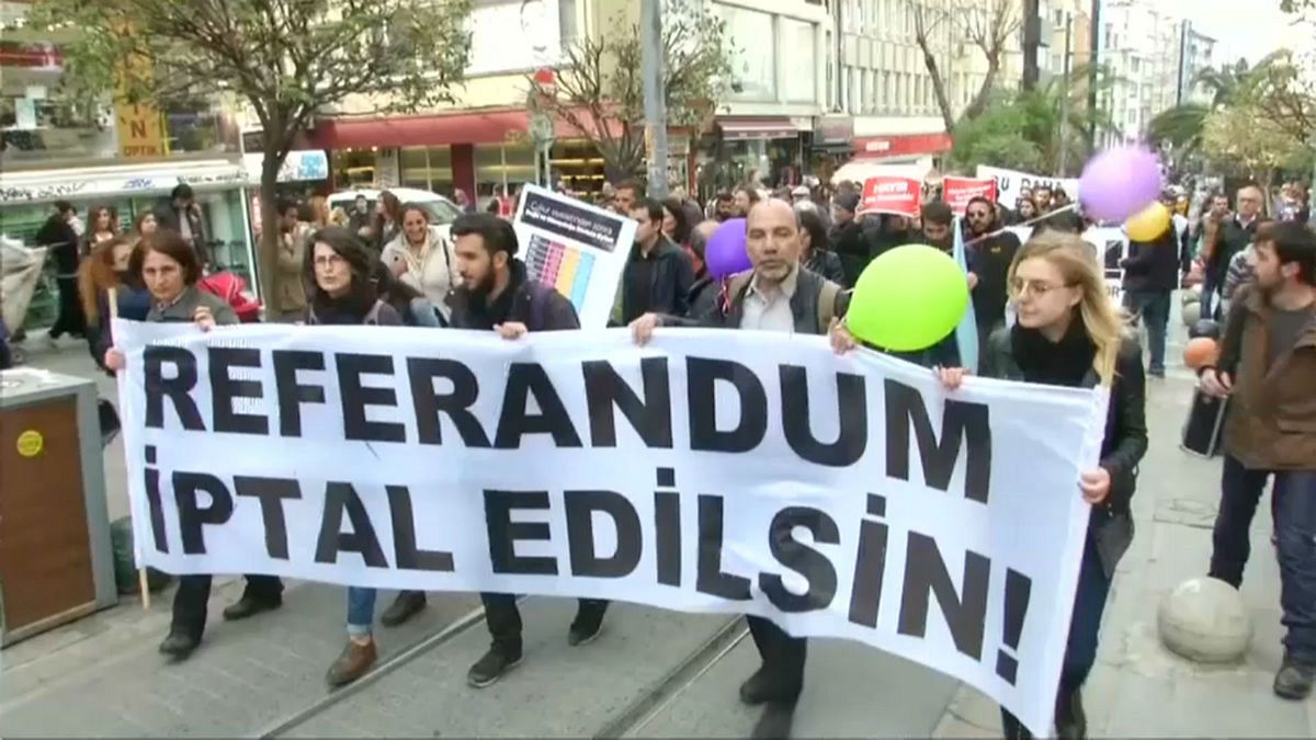 راهپیمایی مخالفان همه پرسی در استانبول ترکیه