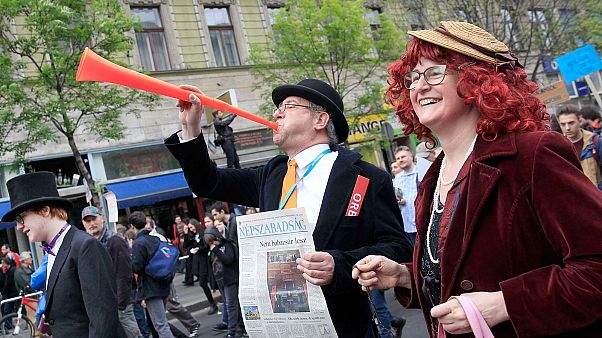 Spaßpartei "Zweischwänziger Hund" demonstriert gegen Ungarns Regierung Spaßpartei "Zweischwänziger Hund" demonstriert gegen Ungarns Regierung
