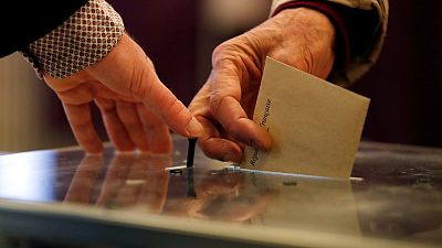 Fransa'daki seçimlerde dört saat geride kaldı katılım oranı %28.29