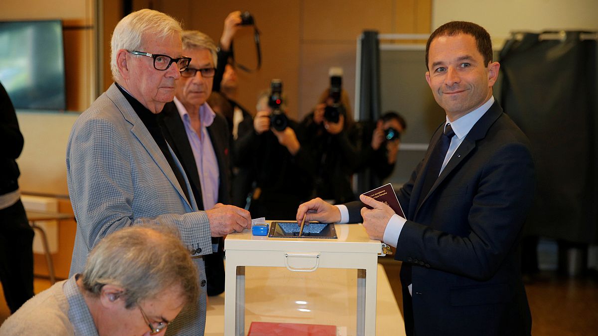 الانتخابات الرئاسية الفرنسية: المرشح بونوا هامون يدلي بصوته