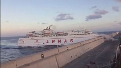 Un ferry choca frontalmente contra los muros del puerto de Las Palmas