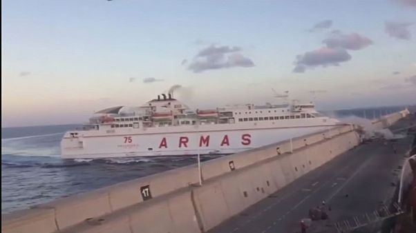 Un ferry percute une jetée aux Canaries Un ferry percute une jetée aux Canaries
