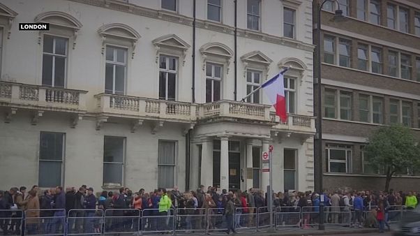 Presidenciais França: Eleitores residentes no estrangeiro enfrentam longas filas para votar Presidenciais França: Eleitores residentes no estrangeiro enfrentam longas filas para votar