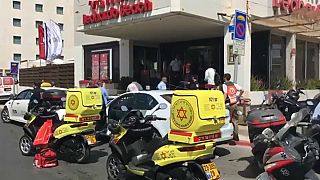 إصابة أربعة إسرائيليين بجروح طفيفة طعنا في تل أبيب