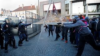 Presidenciais França: Confrontos entre manifestantes anti-fascistas e a polícia em Paris