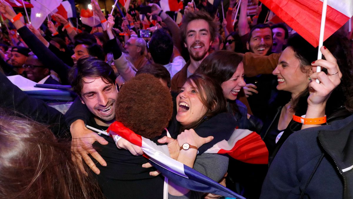 Los seguidores de Macron celebran la victoria y rozan con los dedos el Elíseo