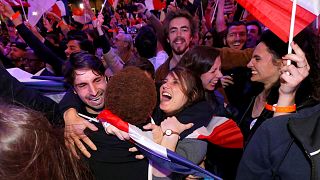 Los seguidores de Macron celebran la victoria y rozan con los dedos el Elíseo