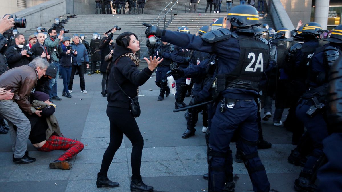 В Париже итоги первого тура отметили столкновениями с полицией