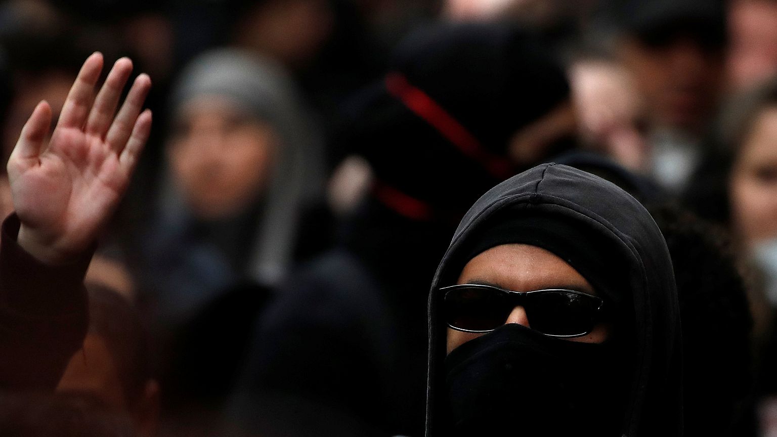 باريس: محتجون غاضبون ينددون بنتائج الدورة الأولى من الانتخابات الفرنسية